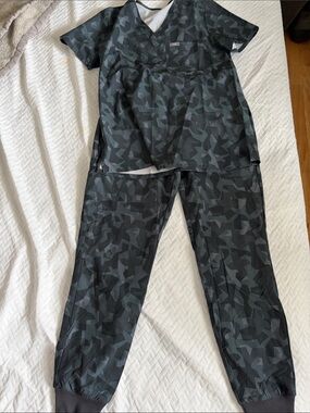 Figs Women's Two-Piece Scrub Set in Dark Charcoal Geometric Print